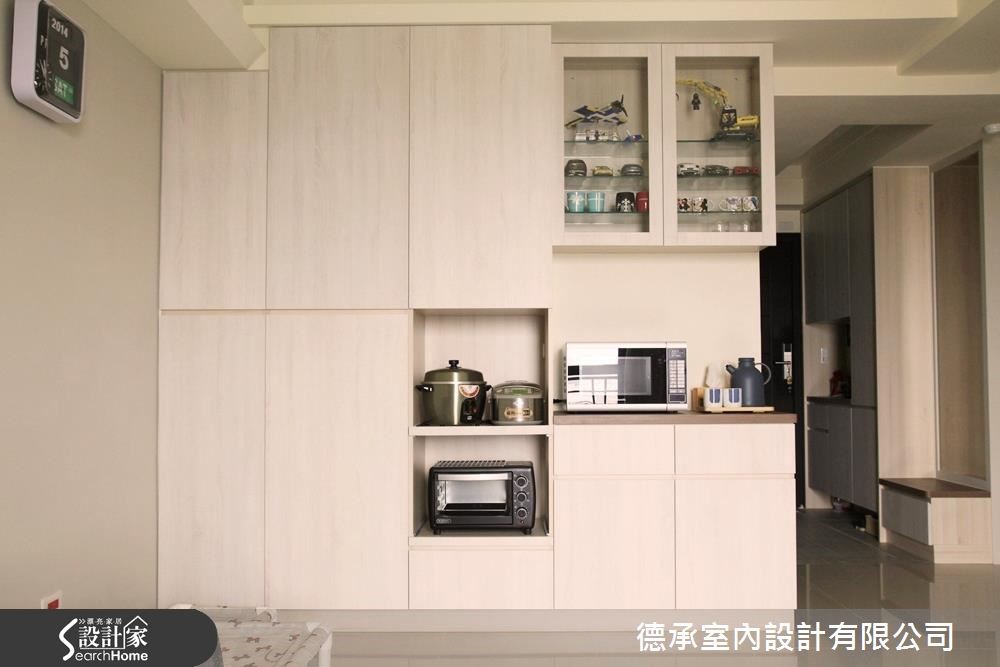 20 坪的有限空間內，設計師首先改善主臥太小問題，拆